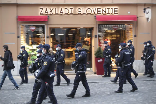 Sredini protivladni protesti, v središču glavnega mesta. Ljubljana, Slovenija 20.oktobra 2021 [policija,policisti,Zakladi Slovenije,zastave,Slovenci,protesti,shodi,demonstracije,trgovine,lokali,politika,gospodarstvo,ekonomija,civilna družba,družba,demokracija,Ljubljana,Slovenija] Foto Foto: Jure Eržen/delo
