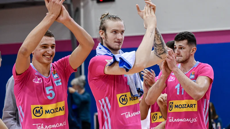 Fotografija: Kako finančno močni so ponudniki iger na srečo na Balkanu, priča že ime regionalne lige v košarki Admiral Bet Aba liga, med opaznejšimi moštvi v ligi pa je z rožnatimi majicami beograjska Mega, ki jo sponzorira ponudnik športnih stav Mozzart. Foto Dragana Stjepanović
