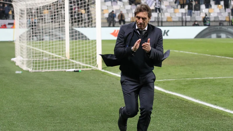 Fotografija: Antonio Conte je pred drugim polčasom poskušal dvigniti razpoloženje med gostujočimi navijači. FOTO: Srdjan Živulović/Reuters
