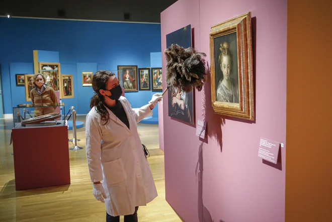 V številnih muzejih po svetu se bojijo, da bi ostali brez eksponatov, zato zavlačujejo postopke pri vračanju umetnin. Na fotografiji je prizor iz Narodne galerije v Ljubljani. FOTO:&nbsp;Jože Suhadolnik/Delo
