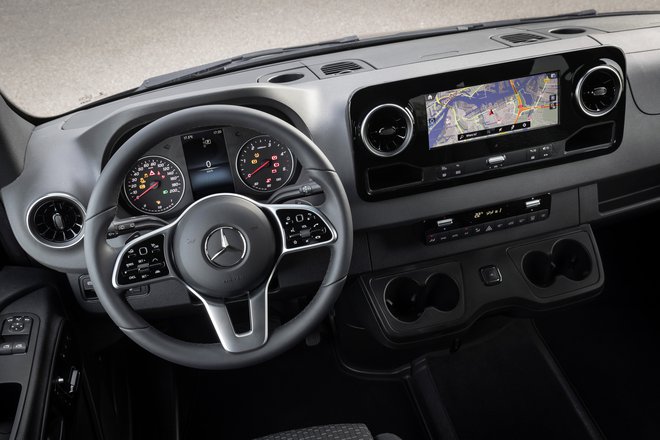 Mercedes je digitaliziral tudi kabine vozil programa lahkih gospodarskih vozil. FOTO: Mercedes-Benz AG
