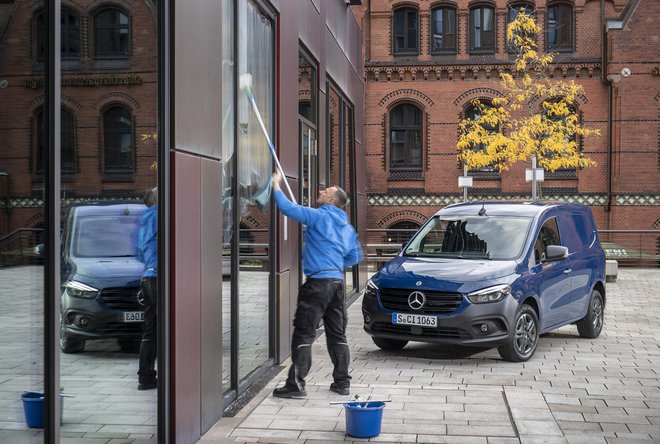 Citan je najmanjši med trojčkom dostavnih vozil. Zaradi izjemne okretnosti je zelo primeren za vse, ki opravljajo delo v mestnih središčih. FOTO: Mercedes-Benz AG
