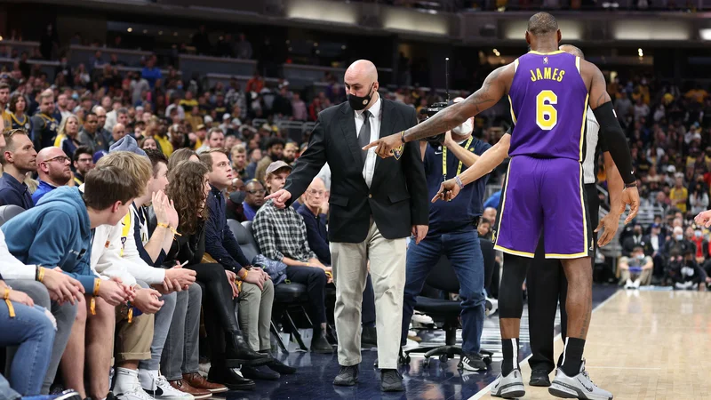 LeBron James kaže na par, ki si je na tekmi v Indianapolisu dovolil občutno preveč. FOTO: Andy Lyons/AFP
