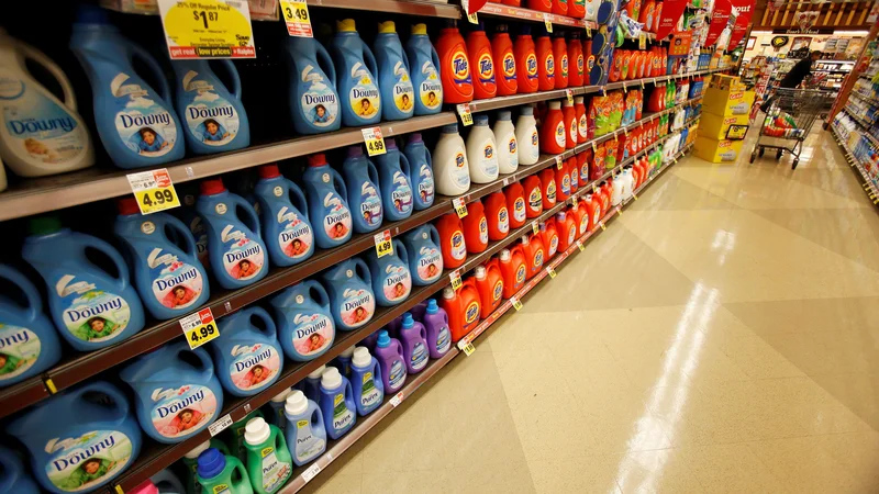 Fotografija: Procter & Gamble je eden največjih proizvajalcev izdelkov za potrošnike, tudi pralnih praškov in mehčalcev. FOTO: Mario Anzuoni/Reuters