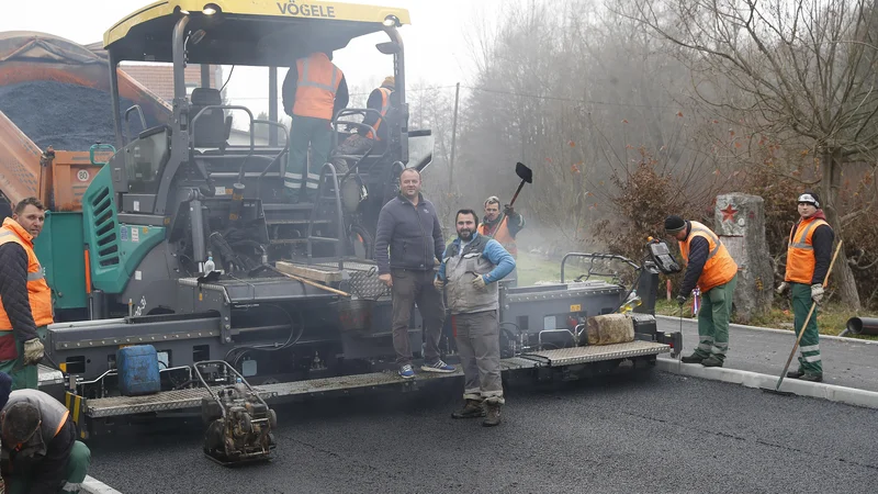 Fotografija: Po dobrih 13 mesecih se obnova Cesta dveh cesarjev zaključuje. FOTO: Leon Vidic/Delo