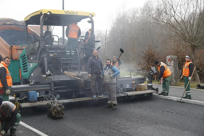 Po dobrih 13 mesecih se obnova Cesta dveh cesarjev zaključuje. FOTO: Leon Vidic/Delo
