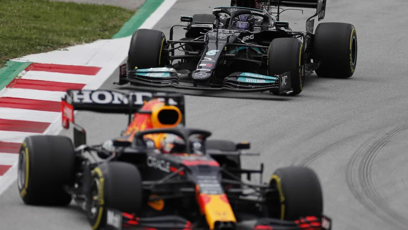 Fotografija: Lewis Hamilton in Max Verstappen (oba na fotografiji) med letošnjo dirko na obrobju Barcelone, kjer je Britanec nepremagan že od leta 2017. FOTO: Nacho Doce/Reuters