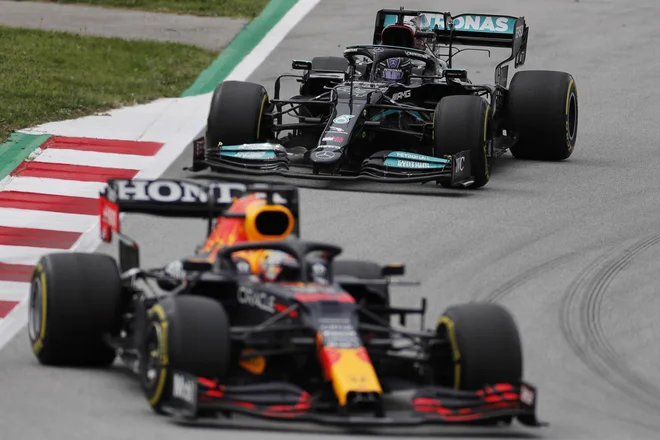 Lewis Hamilton in Max Verstappen (oba na fotografiji) med letošnjo dirko na obrobju Barcelone, kjer je Britanec nepremagan že od leta 2017. FOTO: Nacho Doce/Reuters
