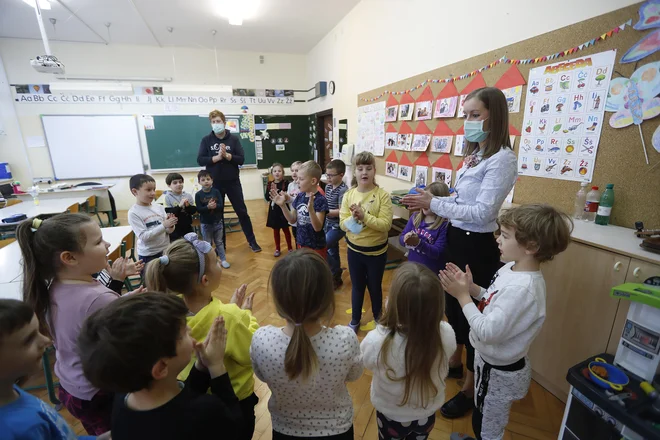 Učenje skozi igro, z gibanjem, plesom in pesmijo. FOTO: Leon Vidic/Delo

