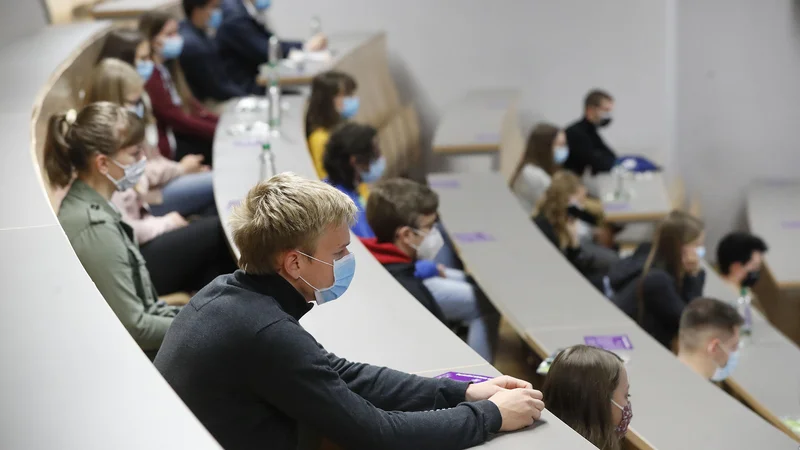 Fotografija: Številni tuji študenti še vedno čakajo, da se postopki v zvezi z vizumi končajo. FOTO: Leon Vidic/Delo