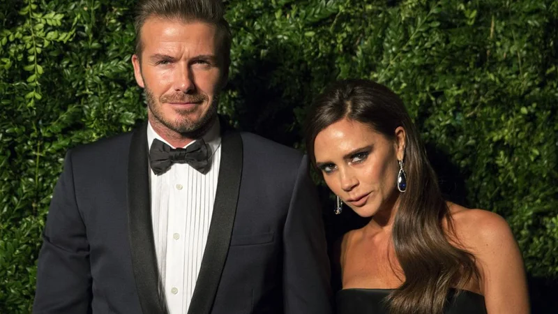 Fotografija: David Beckham je po videzu skozi leta slogovni kameleon, Victoria ve, kako se javnosti streže stvari. Foto Reuters
