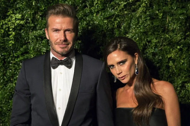 David Beckham je po videzu skozi leta slogovni kameleon, Victoria ve, kako se javnosti streže stvari. Foto Reuters
