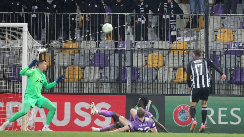 Fotografija: Murin junak Amadej Maroša je v zadnjih sekundah štiriminutnega sodnikovega dodatka zabil gol za zgodovino. FOTO: Srdjan Živulović/Reuters
