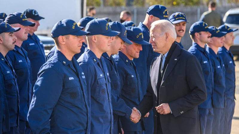 Fotografija: Predsednik Biden je s postaje obalne straže v Nantucketu pozdravil doma in v tujini nastanjene ameriške vojake, kritiki pa so spomnili na poletni kaotični umik iz Afganistana. Foto Mandel Ngan/AFP