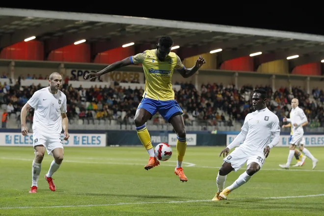 Lamin Colley in drugi koprski nogometaši&nbsp; v Ljubljani pri Bravu branijo prvo mesto. FOTO: Leon Vidic/Delo
