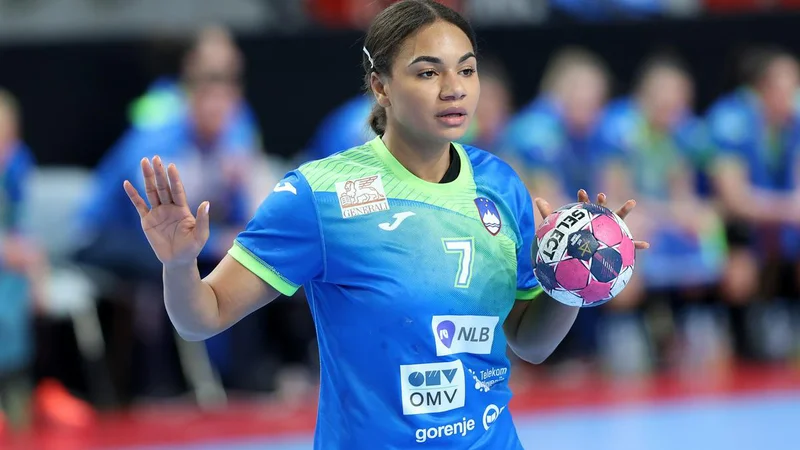 Fotografija: Elizabeth Omoregie se počuti domače v slovenskem dresu. FOTO: RZS
