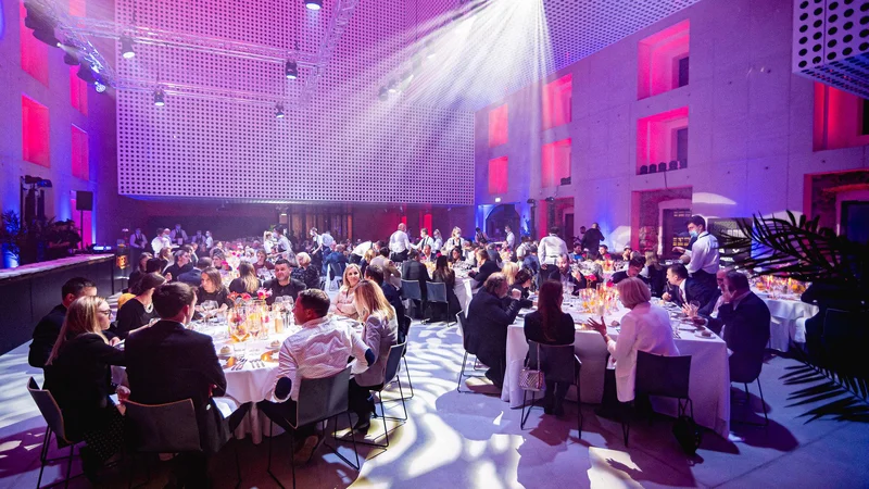 Fotografija: V prenovljeni Cukrarni so povabljeni doživeli sklepno večerjo, ki so jo skupaj pripravili slovenski prejemniki Michelinovih zvezdic. Foto Matic Kremžar