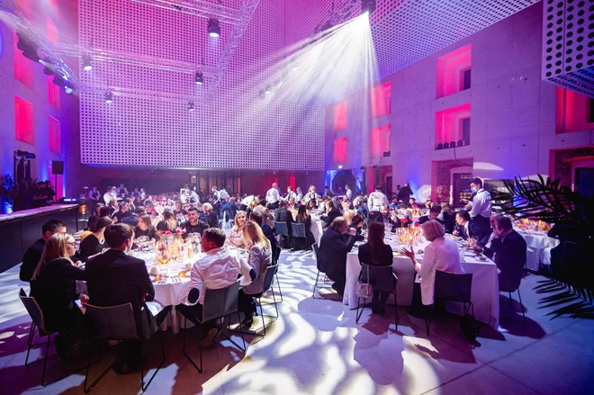 V prenovljeni Cukrarni so povab&shy;ljeni doživeli sklep&shy;no večerjo, ki so jo skupaj pripravili slovenski prejemniki Michelinovih zvezdic. Foto Matic Kremžar
