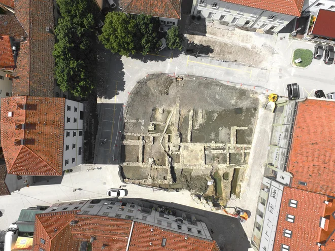 Že med načrtovanjem natečajne zasnove so arhitekti vedeli, kaj jih čaka pod obstoječim tlakom, saj so bile opravljene sondaže FOTO: Luka Rozman Magelan