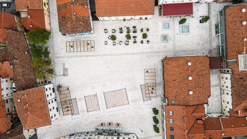Fotografija: Nova ureditev trga je dvatisočletno zgodovino povezala z reinterpetacijo kulturne krajine: vinsko trto, fontanami in pergolami. FOTO: Matic Slemič