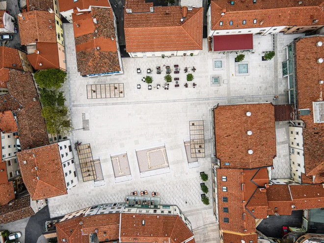 Nova ureditev trga je dvatisočletno zgodovino povezala z reinterpetacijo kulturne krajine: vinsko trto, fontanami in pergolami. FOTO: Matic Slemič
