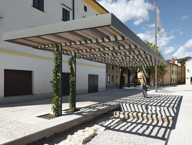 Pergole bo poleti obrasla vinska trta, pod njimi bodo klopi in osvežujoča megla iz pršilnikov. FOTO: Robert Potokar
