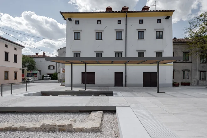 Obiskovalci lahko pogledajo v obrise starorimskih časov, v odprtinah so prezentirane restavrirane ostaline rimske vojaške utrdbe Castre in rimske ceste. FOTO: Virginia Vrecl