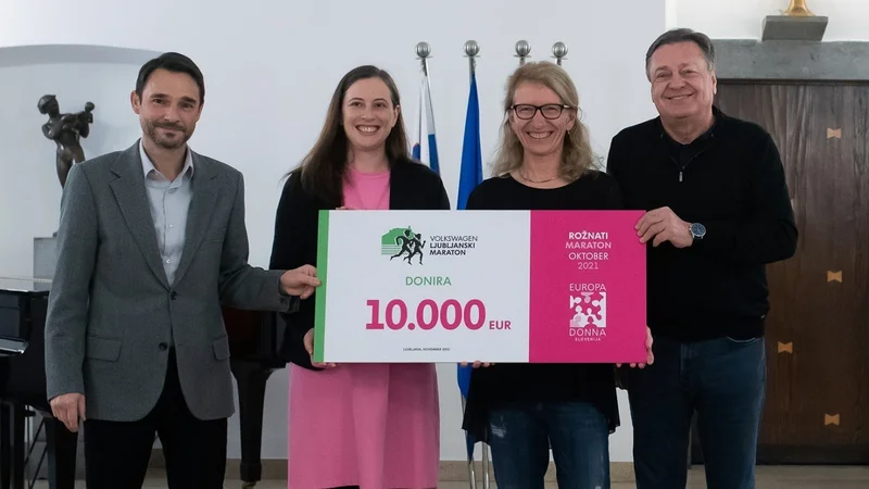 Fotografija: Danilo Ferjančič (predsednik Volkswagen Ljubljanskega maratona), Tanja Španić (predsednica Združenja Europa Donna Slovenija), Barbara Železnik (vodja projekta Volkswagen Ljubljanski maraton) in Zoran Janković (župan Mestne občine Ljubljana). FOTO: europadonna.si