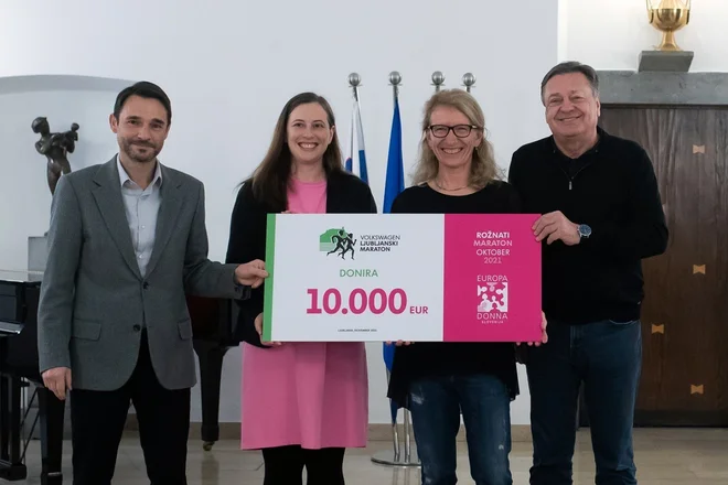 Danilo Ferjančič (predsednik Volkswagen Ljubljanskega maratona), Tanja Španić (predsednica Združenja Europa Donna Slovenija), Barbara Železnik (vodja projekta Volkswagen Ljubljanski maraton) in Zoran Janković (župan Mestne občine Ljubljana). FOTO: europadonna.si&nbsp;
