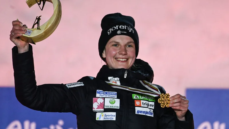 Fotografija: Smučarska skakalka Ema Klinec je v olimpijsko sezono vstopila v imenitni formi. V Rusiji je bila najprej druga, danes pa še zmagovalka. FOTO: Christof Stache/AFP