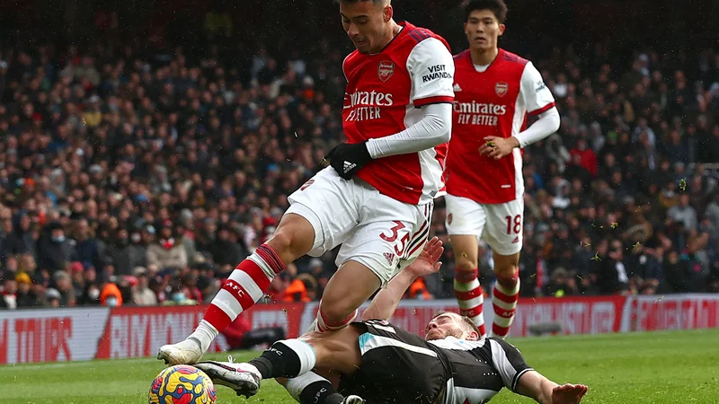 Fotografija: Arsenal se je po treh zaporednih porazih na začetku sezone že zavihtel do 5. mesta v angleškem nogometnem prvenstvu. Brazilec Gabriel Martinelli je drugi gol zabil le dve minute po vstopu v igro. FOTO: Adrian Dennis/AFP