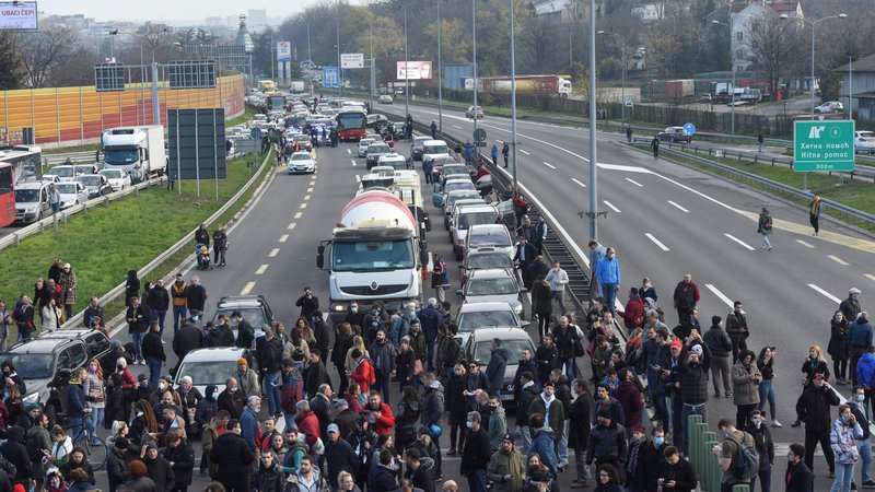 Fotografija: Protestniki so med drugim zavzeli tudi avtocesto Beograd-Niš. FOTO: Zorana Jevtić/Reuters
