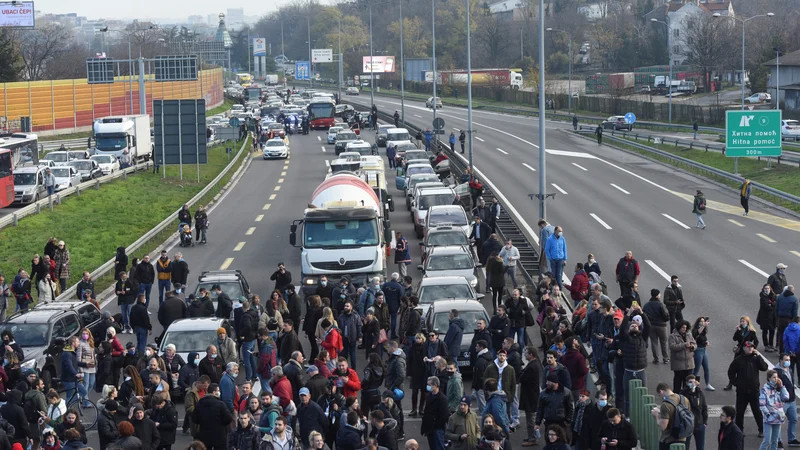 Fotografija: Protestniki so med drugim zavzeli tudi avtocesto Beograd-Niš. FOTO: Zorana Jevtić/Reuters