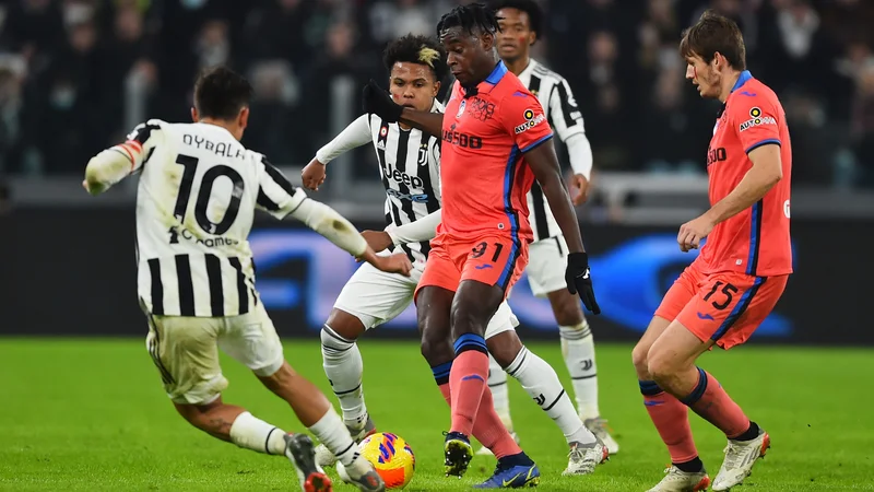 Fotografija: Juventus je bil v dnevu zoprne preiskave nemočen proti Atalanti, za katero je gol za zmago zabil Duvan Zapata (na fotografiji z žogo). FOTO: Massimo Pinca/Reuters
