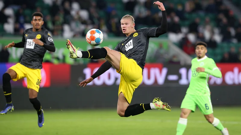 Fotografija: Po daljši odsotnosti se je vrnil Erling Haaland, norveški dragulj Borussie Dortmund, in se v Wolfsburgu takoj vpisal med strelce. FOTO: Kathrin Müller/Reuters