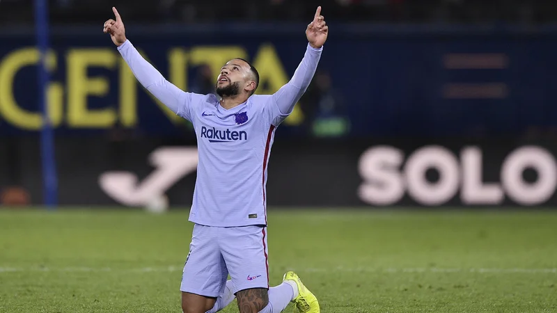 Fotografija: Barcelonin Nizozemec Memphis Depay se je takole razveselil gola in nato pomembne zmage. FOTO: Pablo Morano/Reuters