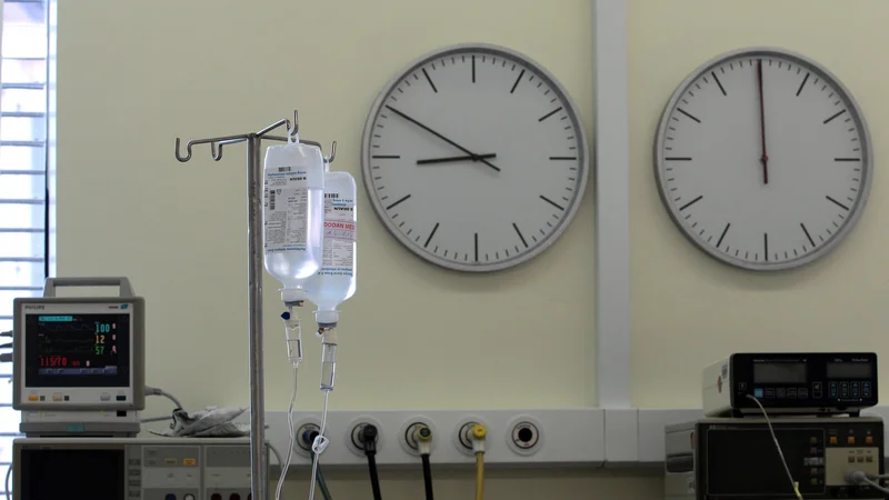 Fotografija: ZZZS stroške ambulantne storitve pri zasebnikih v tujini povrne, stroškov pri zasebnikih v Sloveniji pa ne, čeprav so čakalne dobe ponekod nedopustno dolge. FOTO: Matej Družnik/Delo