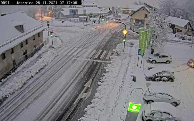 Jesenice je zasnežilo. FOTO: Prometno-informacijski center
