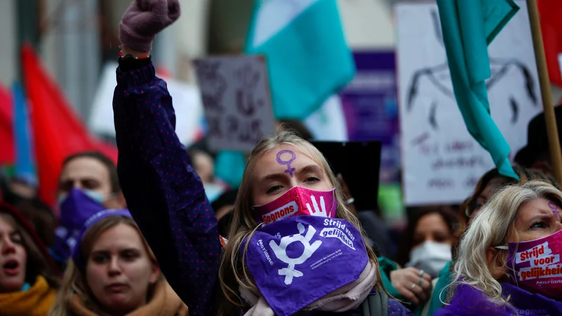 Fotografija: V Bruslju so demonstracije del vsakdana. Pred tednom dni so demonstrirali nasprotniki ukrepov za zajezitev covida-19. Čez teden so prometnice blokirali nezadovoljni vozniki Uberja. Danes so potekali protesti proti neenakosti, nasilju in spolnemu nadlegovanju žensk. FOTO: Johanna Geron/Reuters