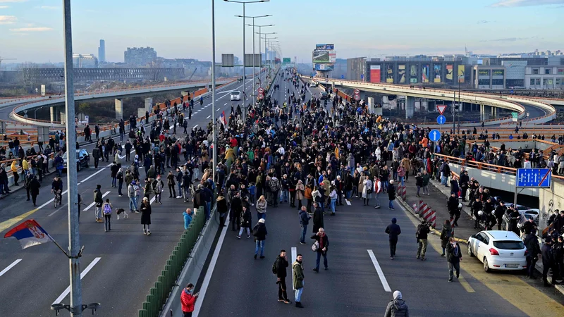 Fotografija: Protestniki proti zakonom, pisanim na kožo rudarski multinacionalki Rio Tinto, so tako zaprli eno od glavnih cest v Beogradu. FOTO: Andrej Isakovic/AFP