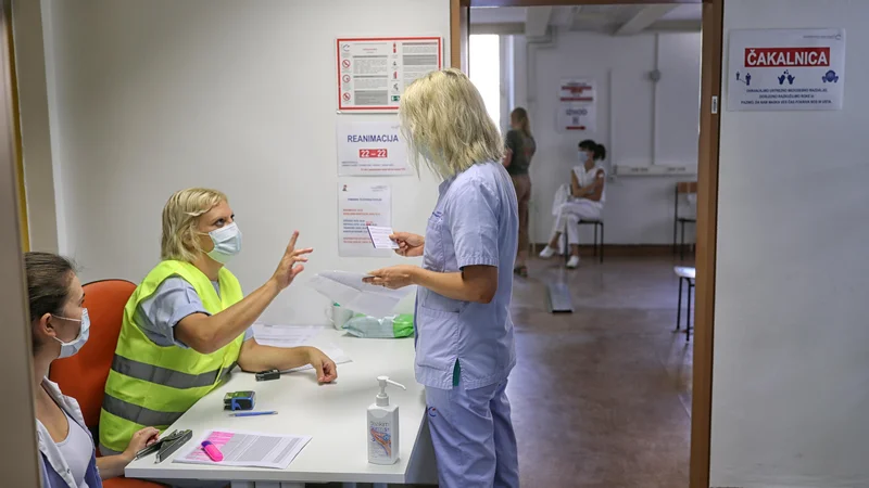 Fotografija: V zdravstvu imamo kopico velikih in manjših organizacij, bolnišnic in zdravstvenih domov, javnih zavodov, ki so v lasti države oziroma občin. FOTO: Blaž Samec/Delo