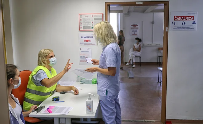 V zdravstvu imamo kopico velikih in manjših organizacij, bolnišnic in zdravstvenih domov, javnih zavodov, ki so v lasti države oziroma občin.&nbsp;FOTO: Blaž&nbsp;Samec/Delo

