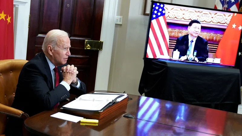 Fotografija: Joe Biden še ni razveljavil Trumpovega gospodarskega dogovora, ki zahteva gigantske kitajske nakupe ameriških kmetijskih in drugih izdelkov. Foto Mandel Ngan/AFP