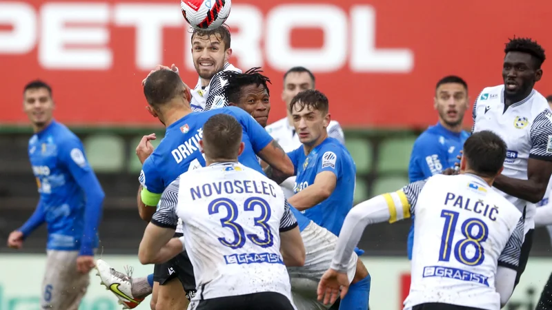 Fotografija: Koprski nogometaši (v belih majicah) so zasluženo na vrhu lestvice po prvi polovoci prvenstva. FOTO: Matej Družnik/Delo