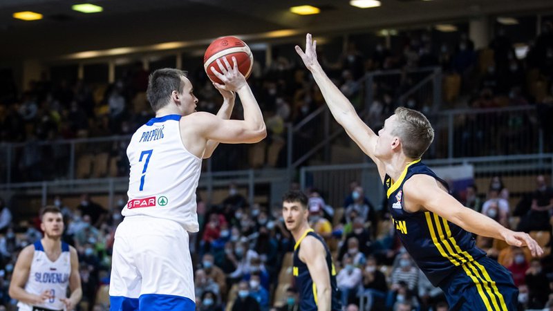 Fotografija: Klemen Prepelič je spravljal v obup obrambo švedske reprezentance. FOTO: FIBA
