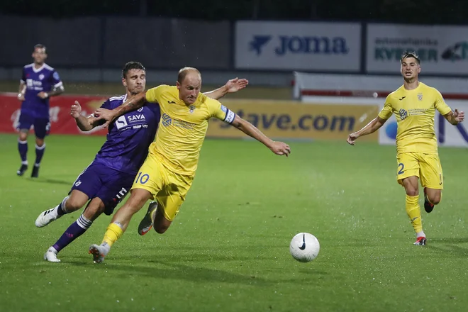 Senijad Ibričić je s prvim golom v lokalnem derbiju in svojem četrtem v tej sezoni zapeljal Domžalčane do zanesljive zmage v 18. kolu 1. SNL. FOTO: Leon Vidic/Delo
