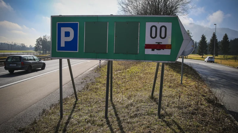 Fotografija: Na bencinskih servisih ob avtocestah so med bolj čistimi tista stranišča, v katerih je ves čas prisotna čistilka. FOTO Jože Suhadolnik/Delo