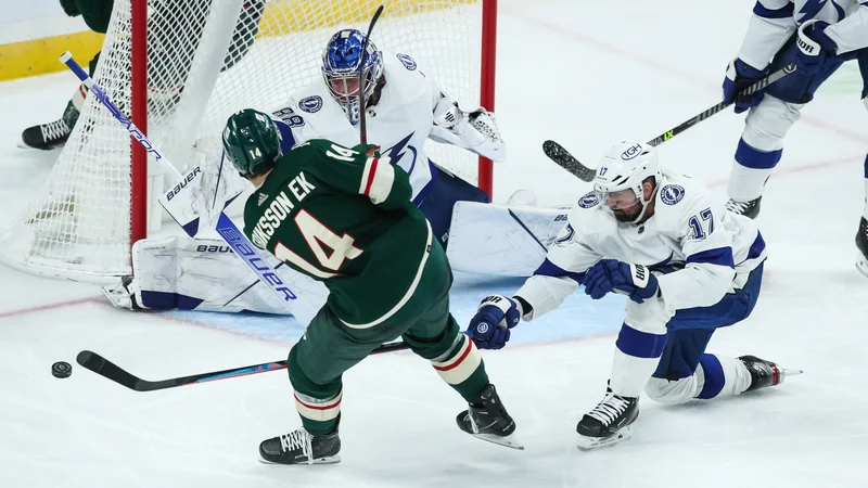 Fotografija: Joel Eriksson Ek (v zelenem dresu) poskuša zadeti mimo Andreja Vasiljevskega v vratih Tampe v dvorani Xcel Energy Center v St. Paulu. FOTO: David Berding/USA Today Sports