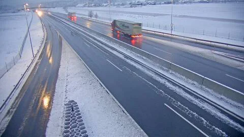 Razmere so povečini Slovenije&nbsp;zimske.&nbsp;(na fotografiji cesta Drnovo Ljubljana Brežice). FOTO: Promet.si
