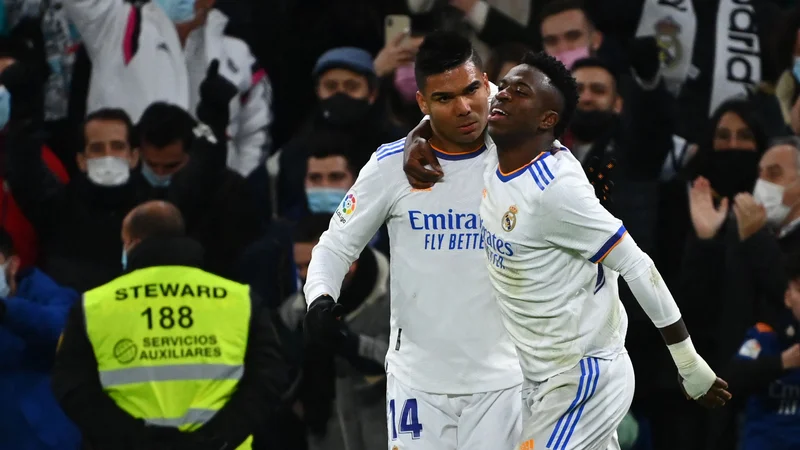 Fotografija: Vinicius in Casemiro proslavljata na Santiagu Bernabeuu. FOTO: Gabriel Bouys/AFP
